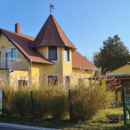 Hajas Familia Kiado Szobak Balatonmáriafürdő Buitenkant foto