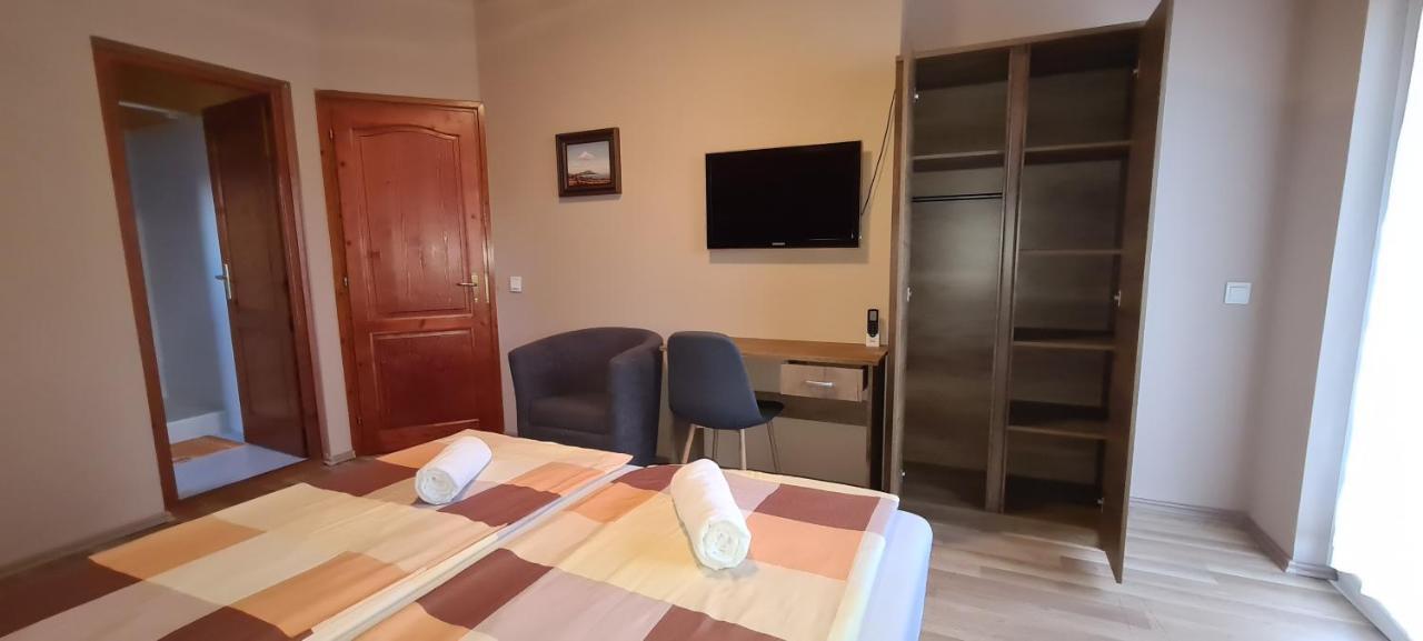 Hajas Familia Kiado Szobak Balatonmáriafürdő Buitenkant foto
