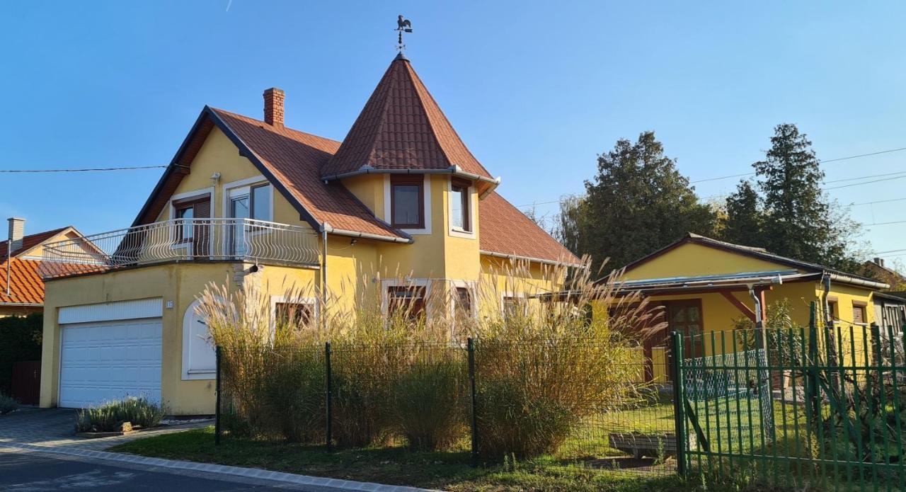 Hajas Familia Kiado Szobak Balatonmáriafürdő Buitenkant foto