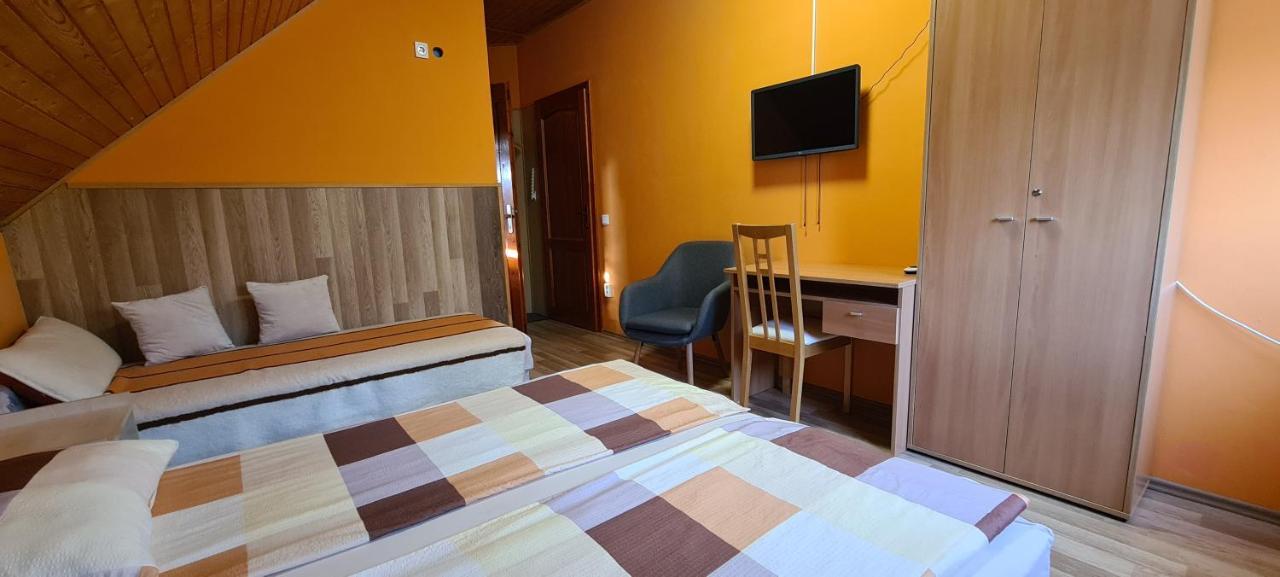 Hajas Familia Kiado Szobak Balatonmáriafürdő Buitenkant foto