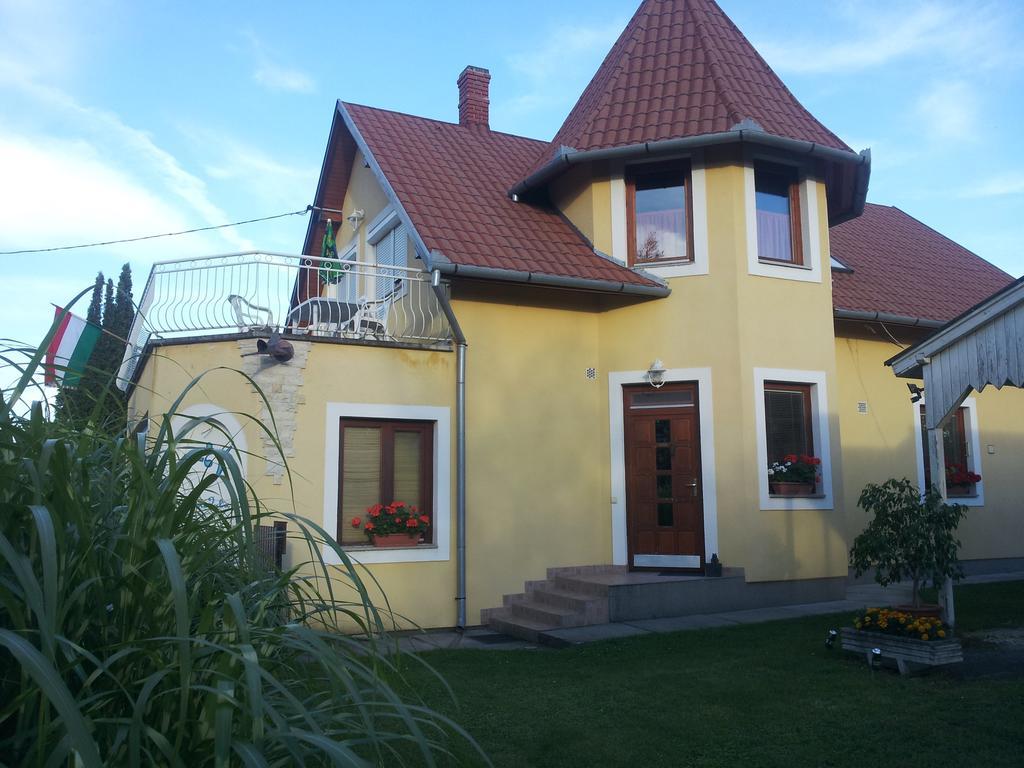 Hajas Familia Kiado Szobak Balatonmáriafürdő Buitenkant foto